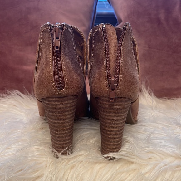 Tan open toe heels - Picture 2 of 3